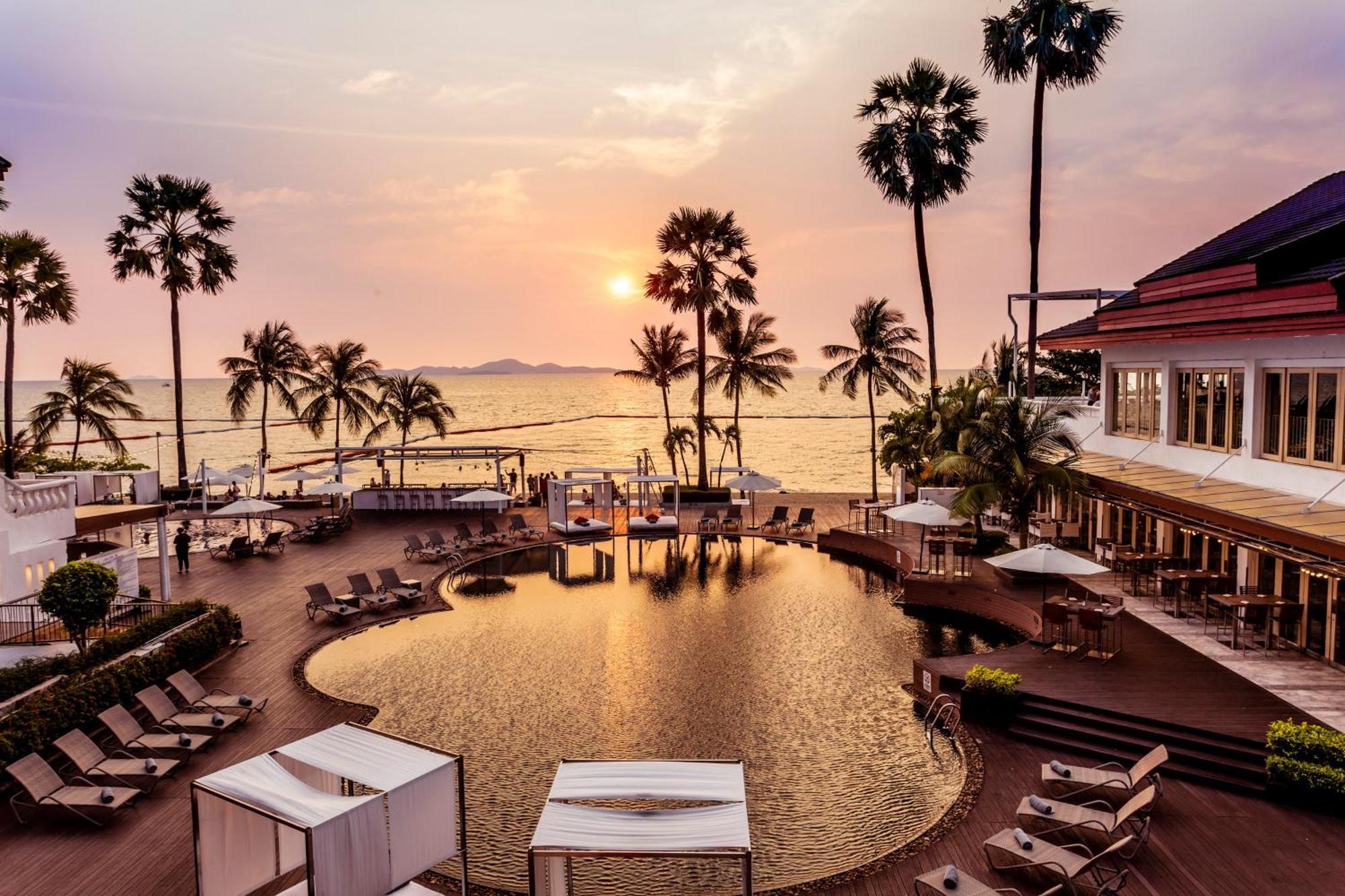 Pullman Pattaya Hotel G Buitenkant foto The beach at the Royal Paradise Hotel & Spa