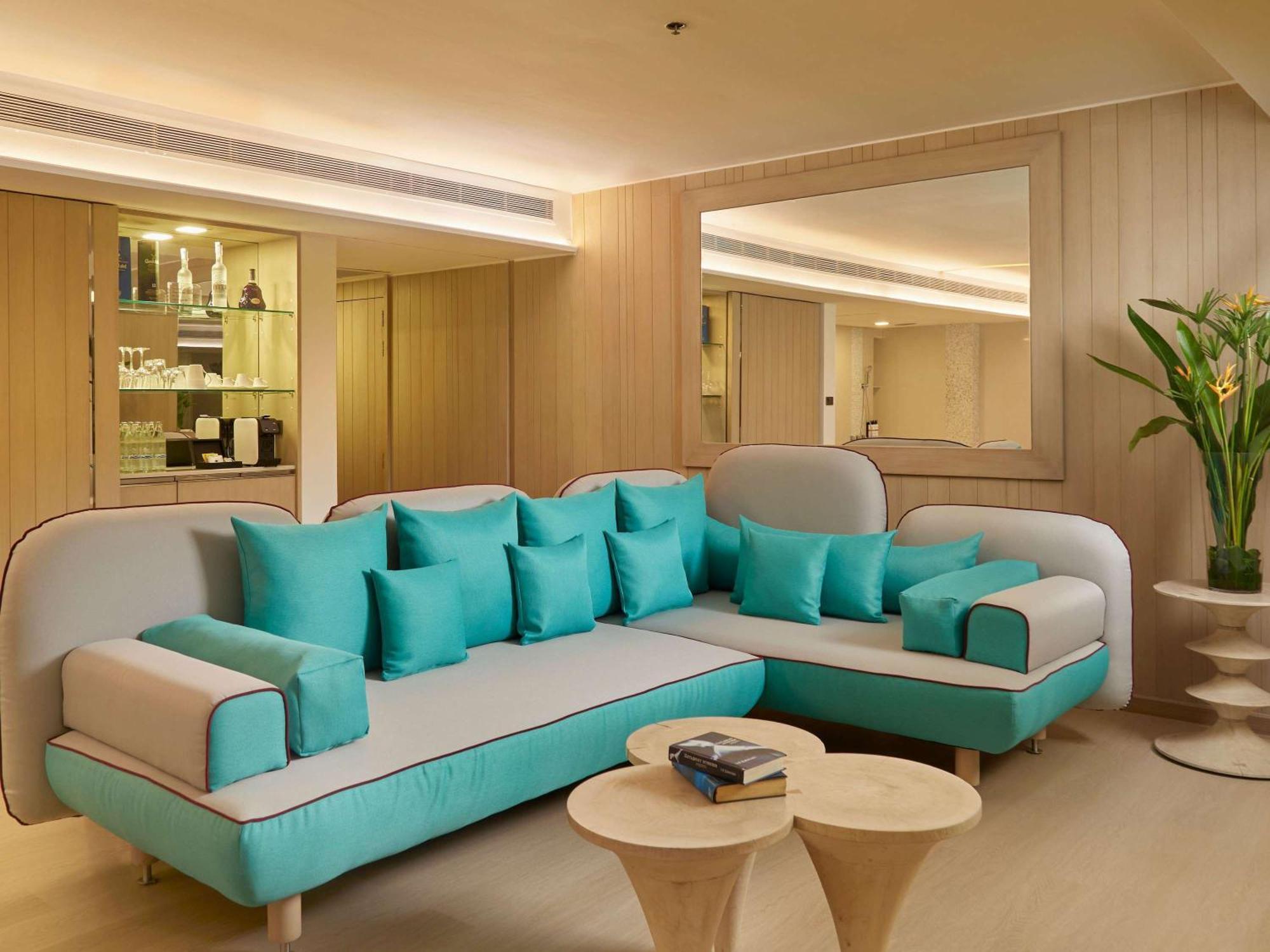 Pullman Pattaya Hotel G Buitenkant foto A living room at The Park, Hyderabad