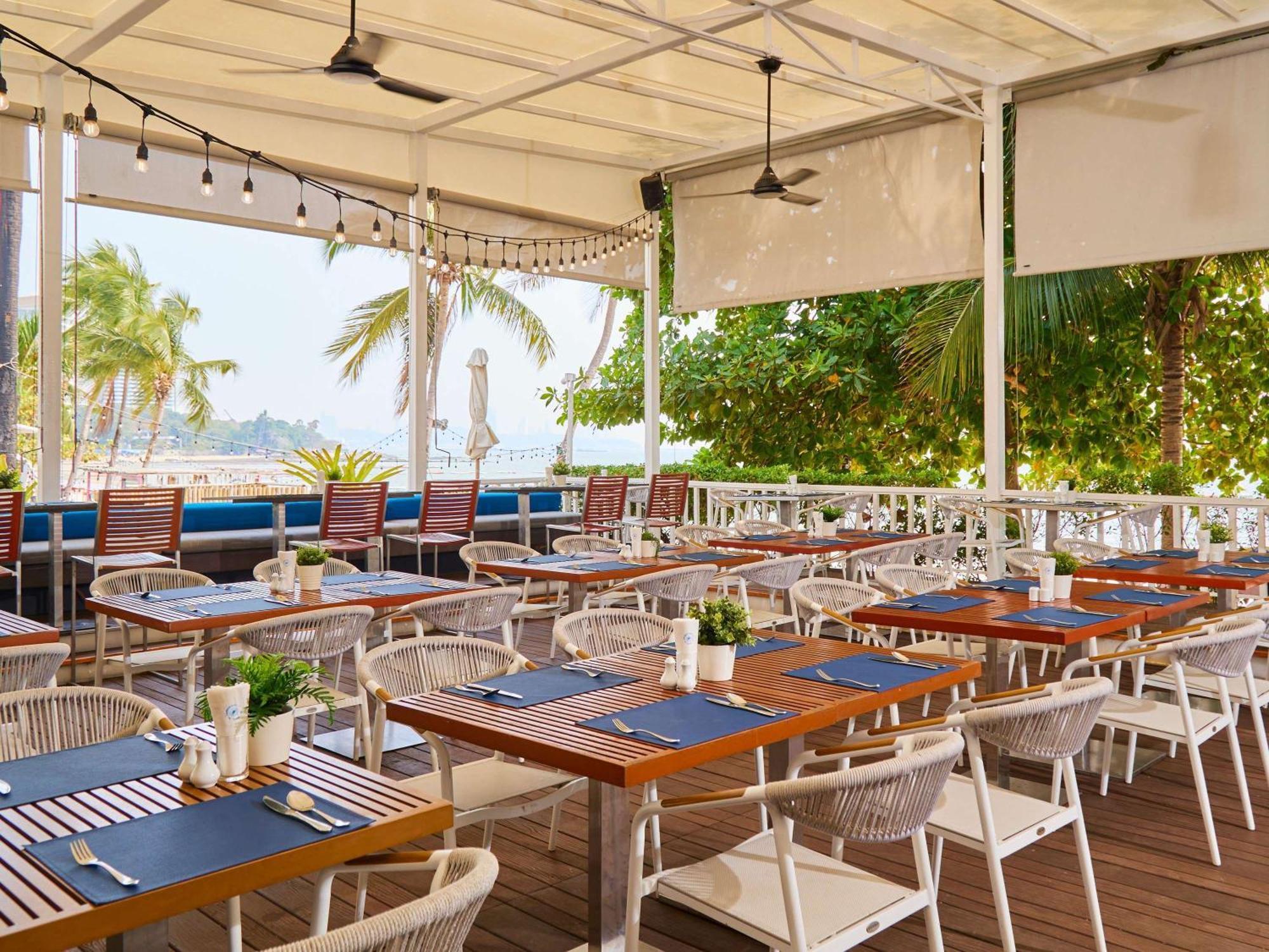 Pullman Pattaya Hotel G Buitenkant foto The Deck